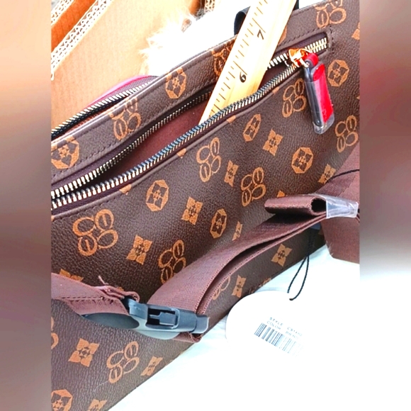 The SHOW STOPPER Fanny Pack - Picture 6 of 16